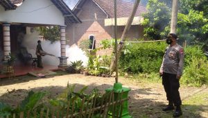 Bersama Tiga Pilar Polisi di Ngawi Lakukan Fogging Cegah DBD