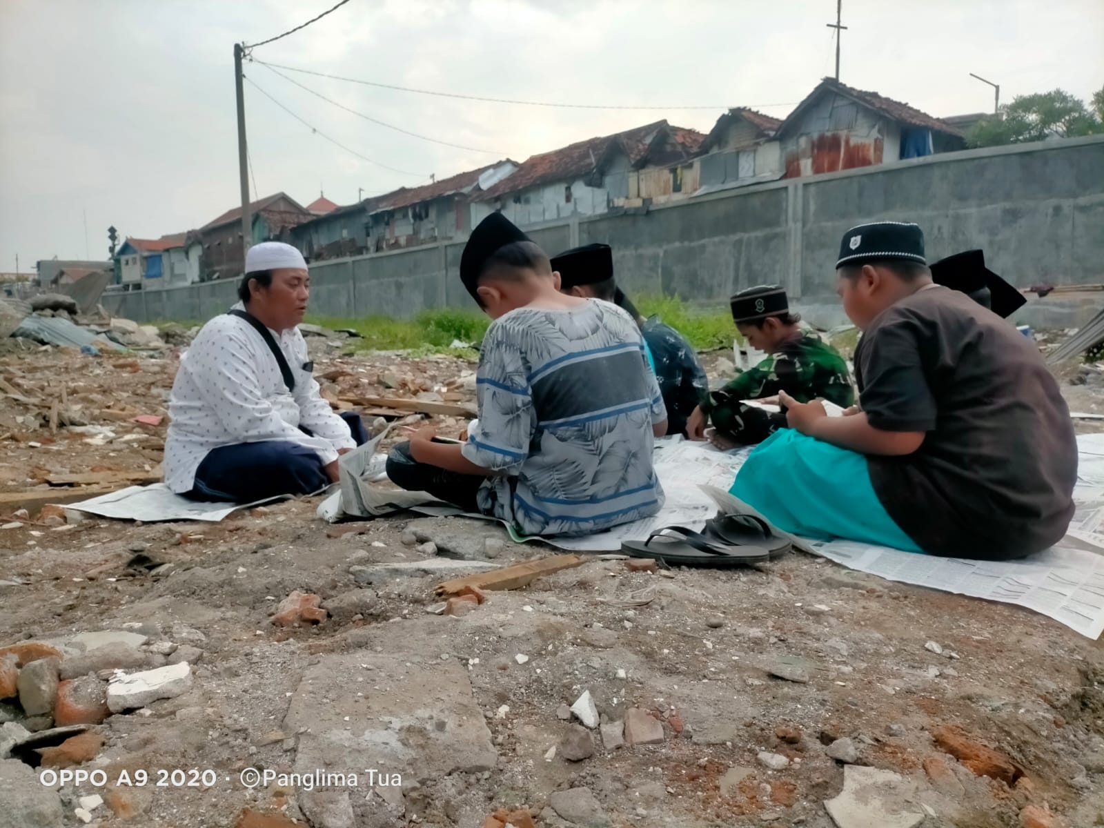 Kendati Musholla Dihancurkan PT KAI, Anak Babussalam Tetap Semangat Mengaji