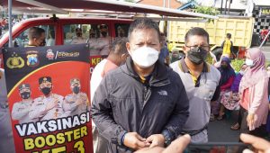 Polresta Sidoarjo Suntik Vaksin Booster Masyarakat di Pasar Tradisional