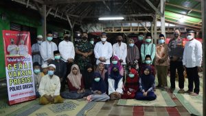 Mewujudkan Herd Immunty, Polres Gresik Vaksinasi Santri Usai Salat Tarawih