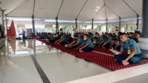 Prajurit dan PNS Kodiklatal Ikuti Tadarus Al Quran di Masjid Ibadurrahman