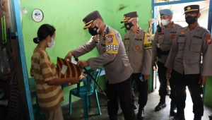 Berkah Ramadhan, Kapolres Magetan Blusukan Berikan Bansos Untuk Penyandang Disabilitas