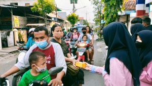 Tanamkan Karakter Peduli, SPEMLIBELS Adakan Bagi-Bagi Takjil