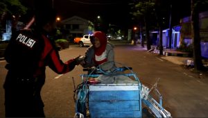 Sahur On The Road, Sat Samapta Polres Bangkalan Gelar Patroli Sambil Berbagi Nasi