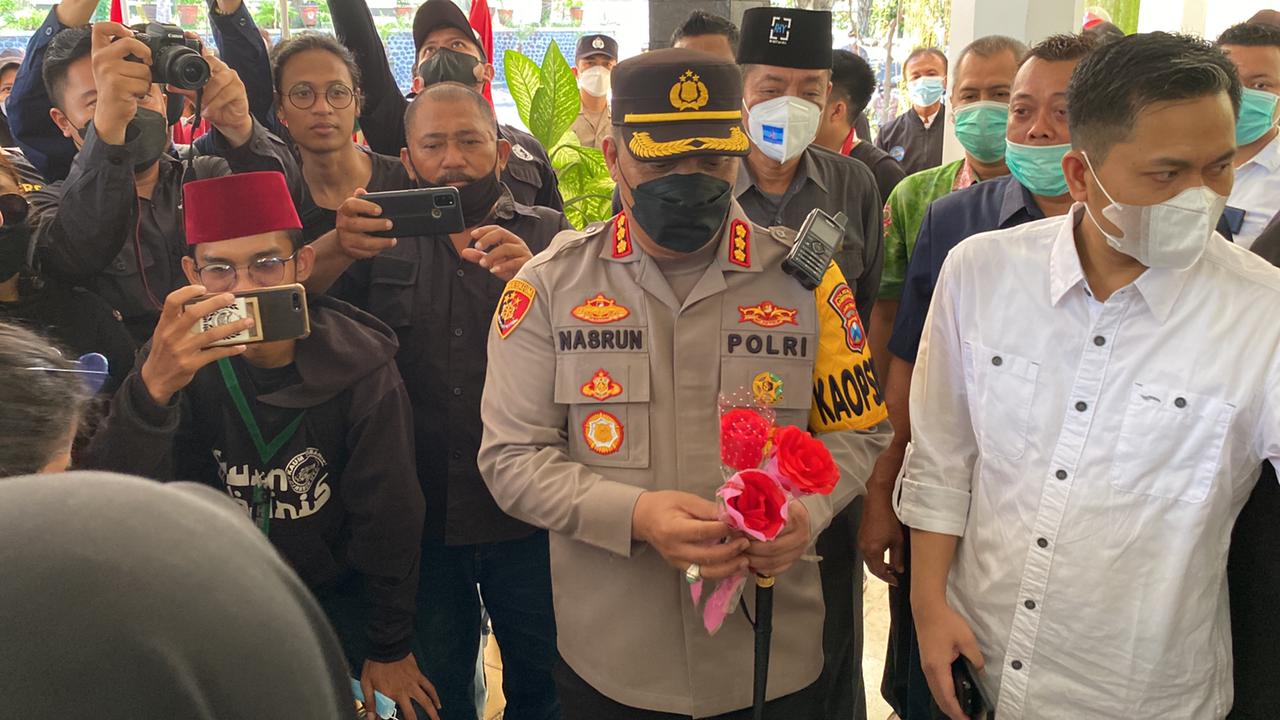 Berbagi Bunga Hingga Vaksinasi Mahasiswa, Polisi Kawal Aksi Damai BEM di Banyuwangi