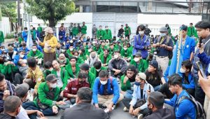 Berbaur Dengan Mahasiswa, Kapolres Kediri Kawal Aksi Damai BEM Kediri