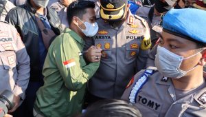 Pasukan Asmaul Husna Polres Probolinggo Dinginkan Aksi Demo BEM dan HMI Probolinggo Raya