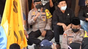 Nuansa Islami Pengamanan Aksi Mahasiswa, Petugas Polres Nganjuk Pakai Peci Tanpa Tongkat dan Tameng