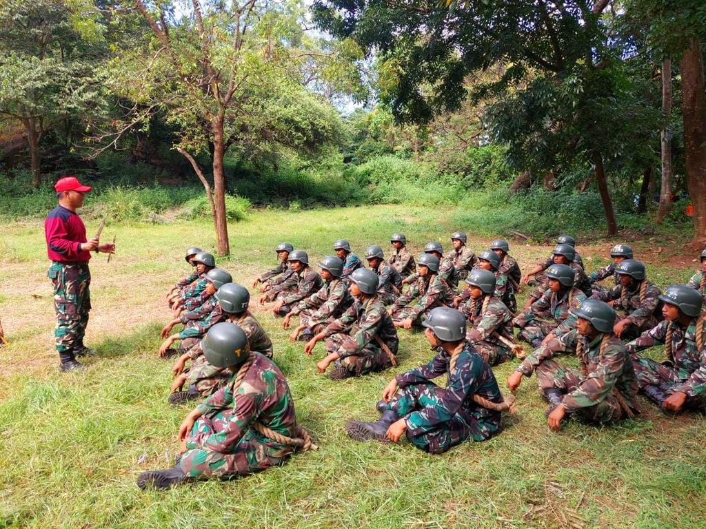 Siswa Dikko Taruna AAL Korps Marinir LIX dan Dikmata XLI Latihan Lempar Kapak dan Pisau