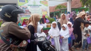 Berbagi Takjil, Cara Jitu KB & RAM Roudlotul Ulum Tanamkan Rasa Kepedulian Pada Anak Usia Dini