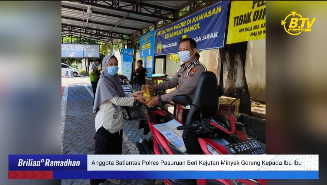 Anggota Satlantas Polres Pasuruan Beri Kejutan Minyak Goreng Gratis Untuk Ibu-ibu Dihari Kartini