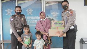 KasatLantas Polres Gresik Beserta Kanit Bagikan Bantuan Korban Kecelakaan di Manyar Gresik
