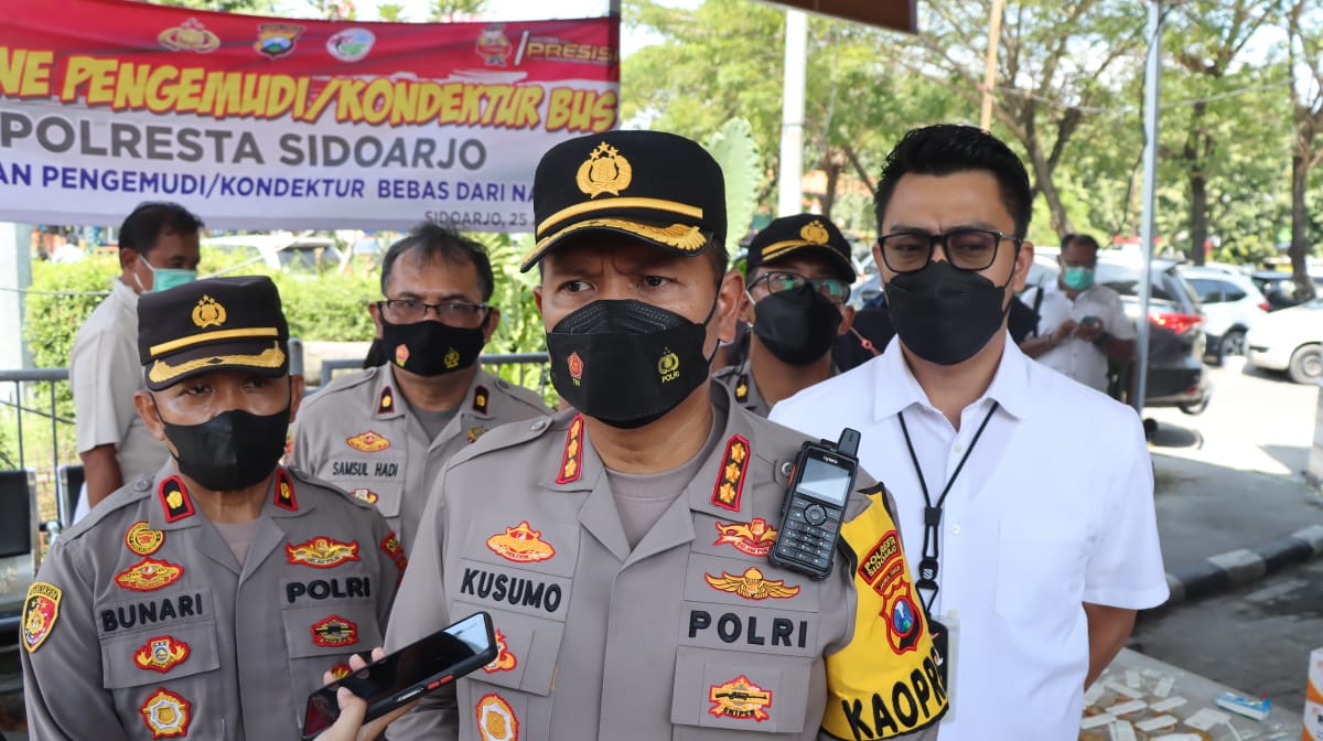 Wujudkan Mudik Aman Mudik Sehat,Polresta Sidoarjo Gelar Test Urine Sopir Bus di Terminal Purabaya