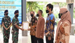 Prajurit dan PNS Kodiklatal Purna Tugas Terima Tali Asih Dari Kasal