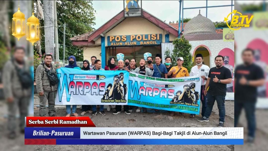 Wartawan Pasuruan (WARPAS) Bagi-Bagi Takjil di Alun-Alun Bangil