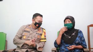 Lawan Jambret, Mbah Poninten Terima Penghargaan dari Kapolres Kediri