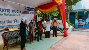 Peduli Pemudik, SMP Muhammadiyah 15 Surabaya Bagikan Helm Kepada Warga