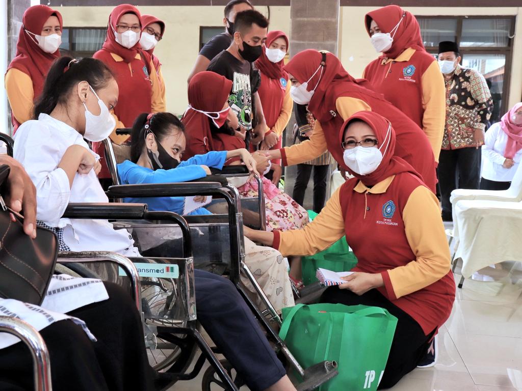 TP PKK Kota Pasuruan Bagikan Ratusan Sembako, Disabilitas Dan Yatim Piatu