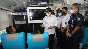 Cek Arus Mudik dan Sapa Pemudik di Stasiun Gubeng Surabaya, Emil Dardak Pastikan Mudik Sehat dan Nyaman