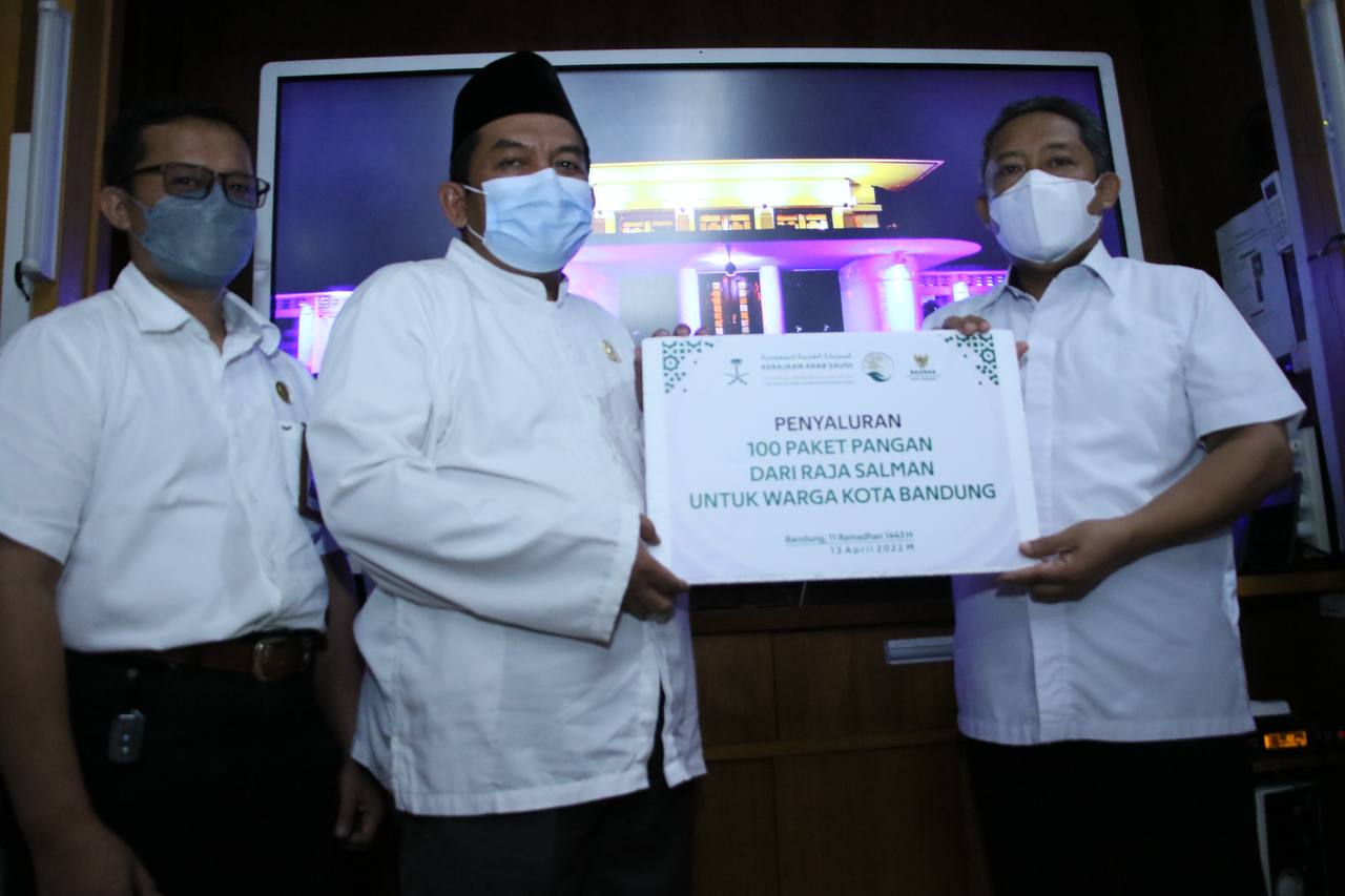 Salurkan Bantuan Raja Salman, Baznas dan Pemkot Bandung Bagikan 100 Paket Sembako