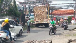 Truk Bermuatan Bahan Baku PT. Dayasa Arya Prima, Hampir Terperosok di Perempatan Semambung Driyorejo