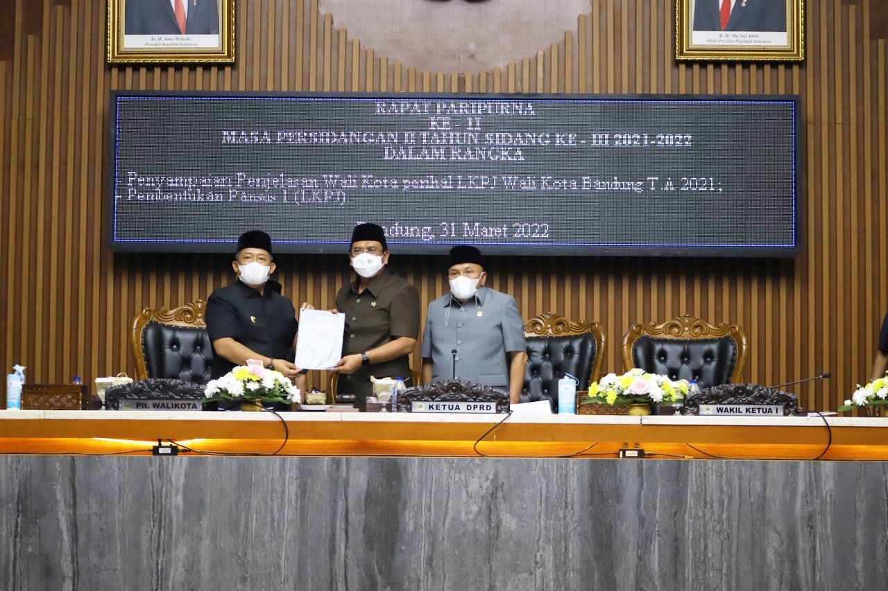 Rapat Paripurna Internal, DPRD Kota Bandung Tetapkan Rekomendasi LKPJ Wali Kota