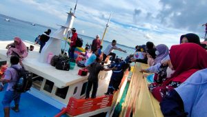 Polres Sumenep Evakuasi Penumpang Kapal Sabuk Nusantara 91 Yang Kandas di Pulau Setabok