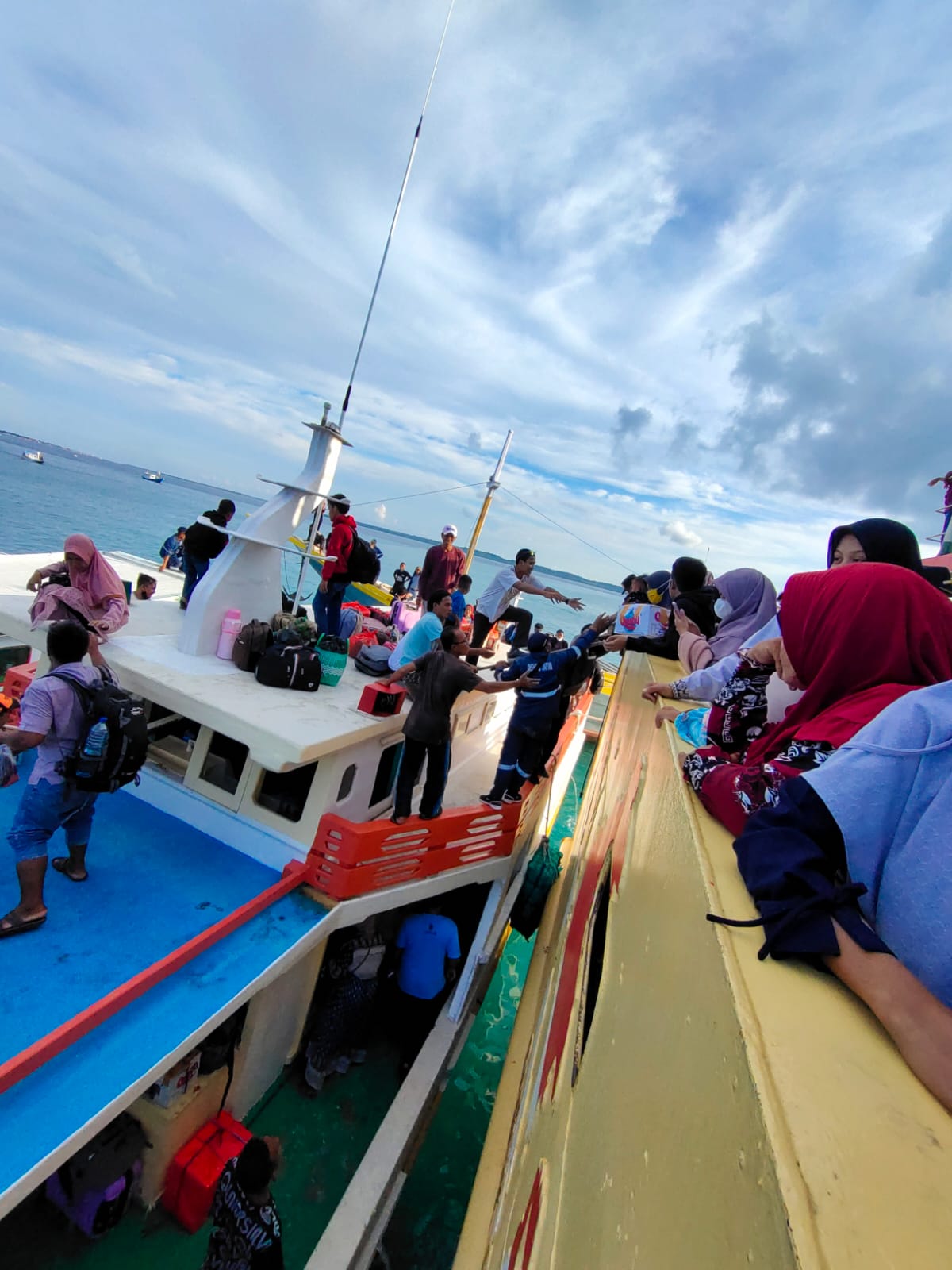 Polres Sumenep Evakuasi Penumpang Kapal Sabuk Nusantara 91 Yang Kandas di Pulau Setabok
