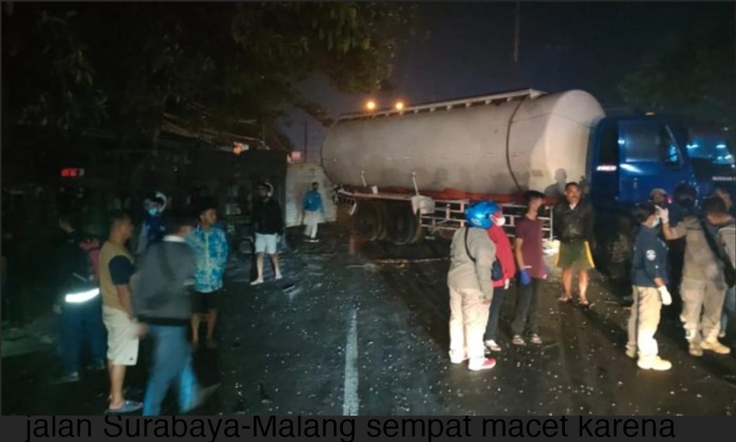 Truk Trailer Pecah Ban Hantam PJU Singosari, Sopir Meninggal di Lokasi