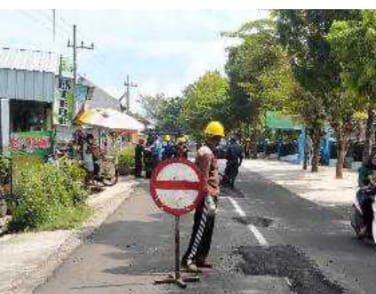 Dinas PUPR Tulungagung Lakukan Perbaikan Jalan Di wilayah Kecamatan Karangrejo Arah Kecamatan Sendang