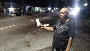 Melihat Banyaknya Korban Jatuh Akibat Jalan Berlubang, Warga Tergerak Untuk Bertindak