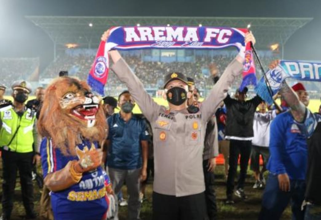 Kapolres Malang Dinobatkan sebagai Warga Kehormatan Aremania