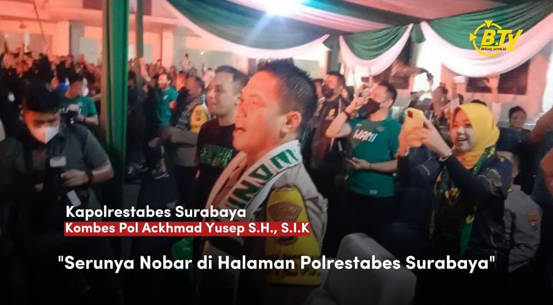 Serunya Nobar di Halaman Polrestabes Surabaya