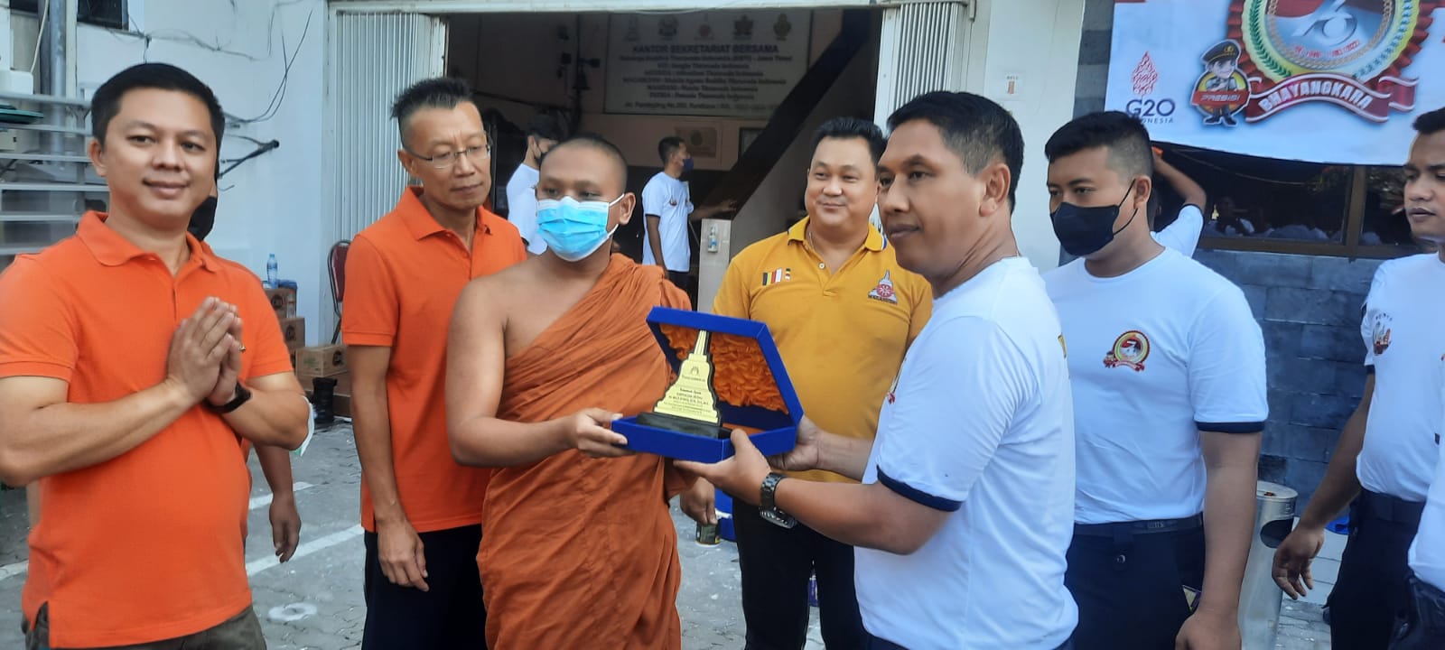 Polda Jatim Gelar Baksos Di Vihara Dhammadipa Surabaya