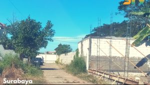 Warga Keputih Risih Adanya Tembok Pembatas, Pihak Kelurahan Siap Beri Solusi