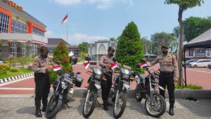 Bukti Setia Pada NKRI, Polres Gresik Pasang Bendera Merah Putih di Kendaraan Dinas