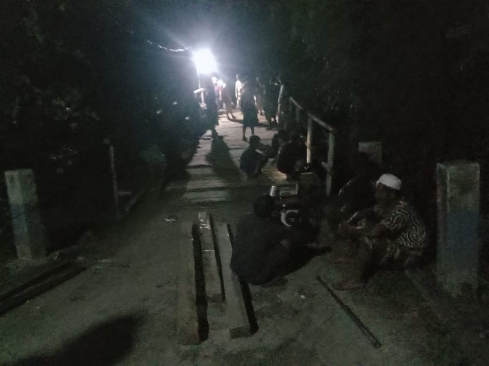 Jembatan Penghubung Desa Rusak, Warga Bawa Kayu Sendiri