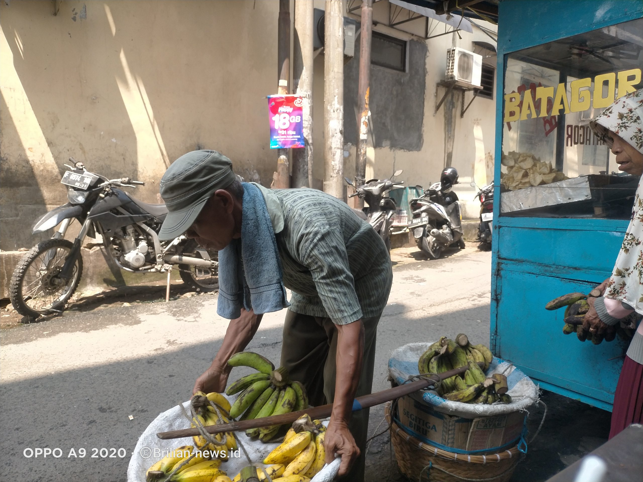 Pedagang memperlihatkan pisangnya yang masih segar