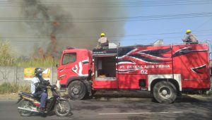 PT. Dayasa Aria Prima Bantu Proses Pemadaman Kebakaran Lahan di Desa Petiken Driyorejo