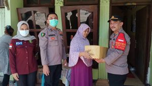 Polres Gresik Terus Gelar Bhakti Sosial, kali ini Terjun ke Rumah Seorang Nenek 