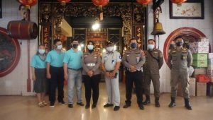 Kasatlantas Polrestabes Surabaya Berikan Sepaket Alat Kebersihan di Beberapa Tempat Ibadah
