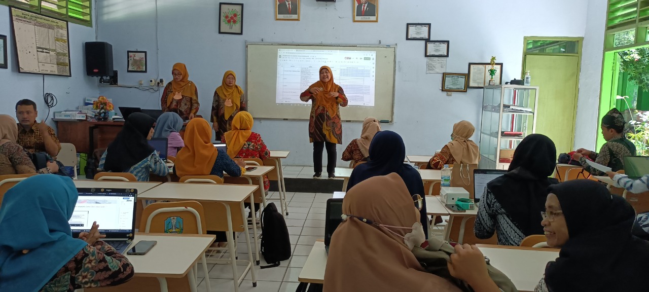 Tingkatkan Kompetensi Guru Akuntansi Se-Jatim, Dosen PAK FEB Unesa Beri Pelatihan Multimedia Interaktif Berbasis Web dengan Google Sites
