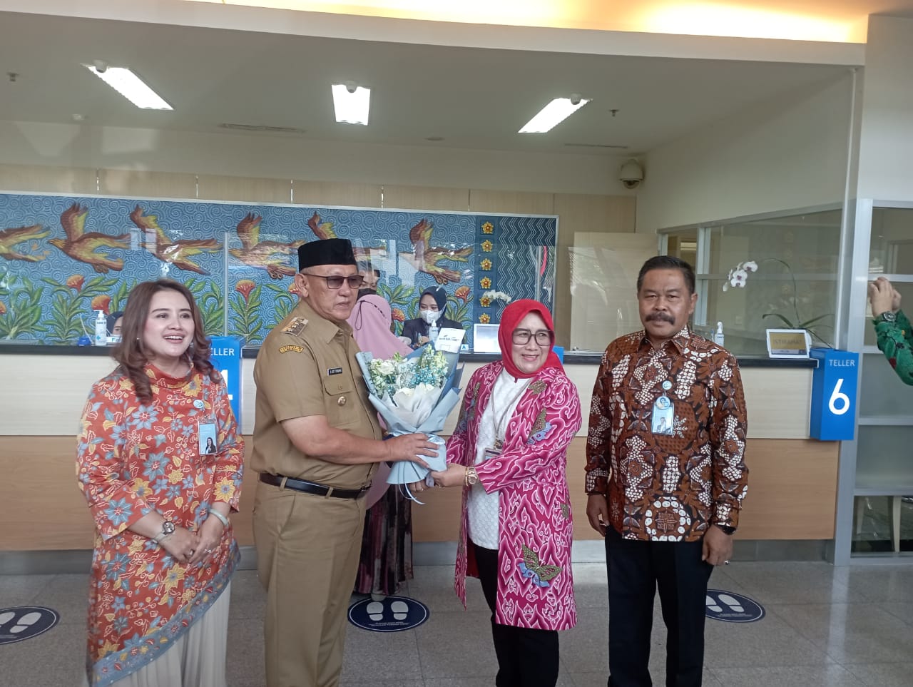 Sambut Hari Pelanggan Nasional 2022, Direktur bank bjb Layani Langsung Nasabah di Kuningan