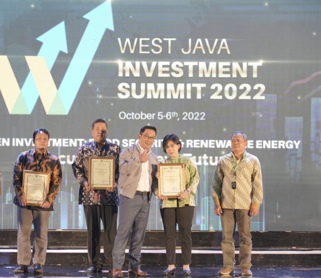 Berperan Aktif dengan Batasi Peningkatan Suhu, CCEP Raih Renewable Energy Award dari Gubernur Jabar