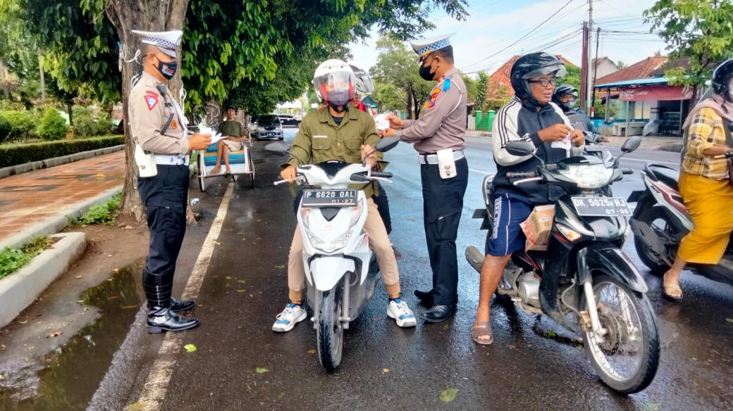 Ops Zebra Semeru 2022, “Satlantas Polresta Banyuwangi” Mengedepankan Aksi Humanis Bagikan 200 Lembar Masker
