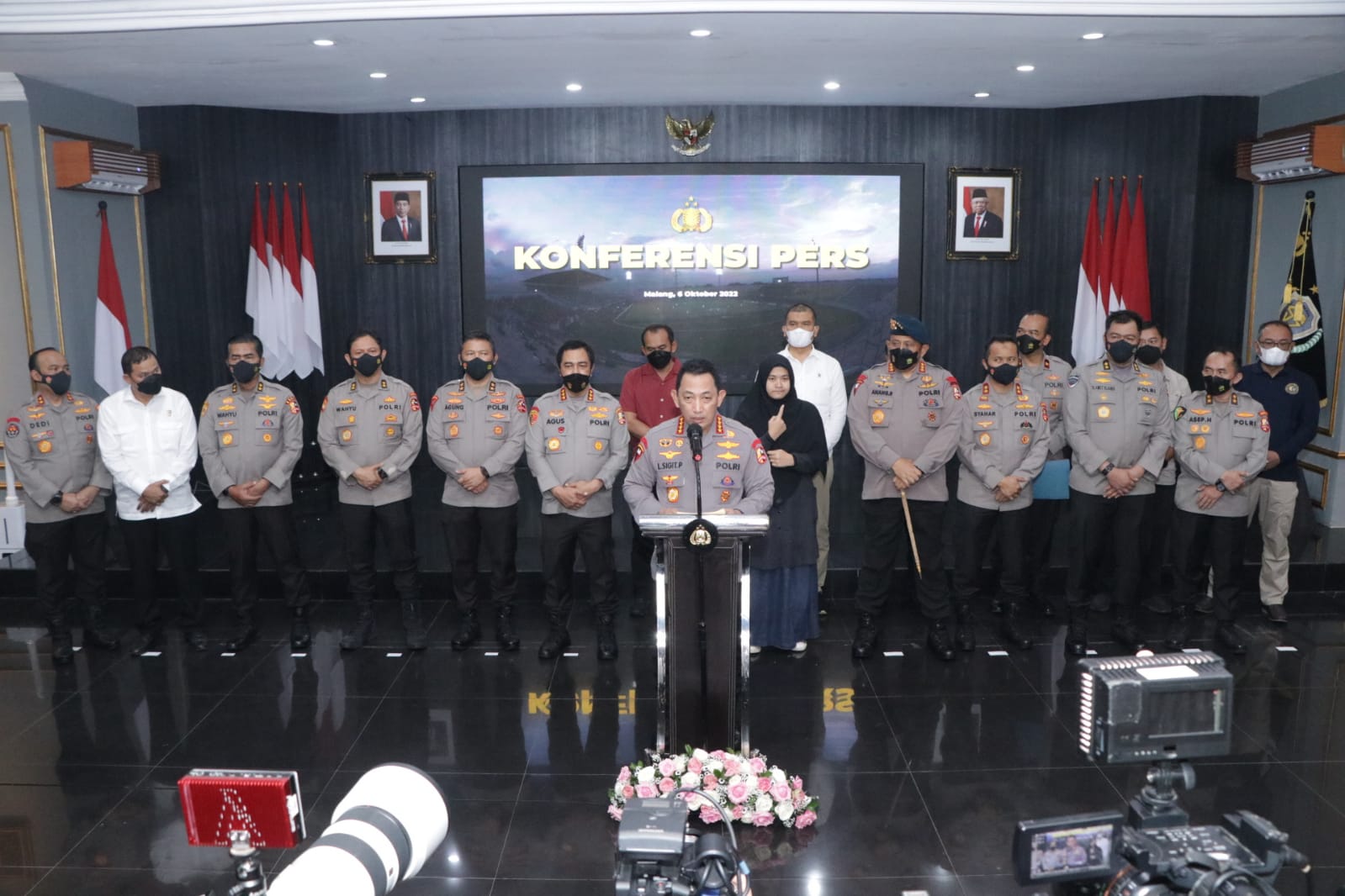 Kapolri Jenderal Listyo Sigit Prabowo mengumumkan ada 6 tersangka tragedi Kanjuruhan, Salah Satunya Ketua Panpel Arema