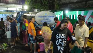 Korban Galian, Warga Gundi Lapangan Rela Berebut Air Bersih