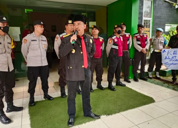 Dirwaster L-KPK Alli Mu’ap Lakukan Orasi di Dinas Lingkungan Hidup