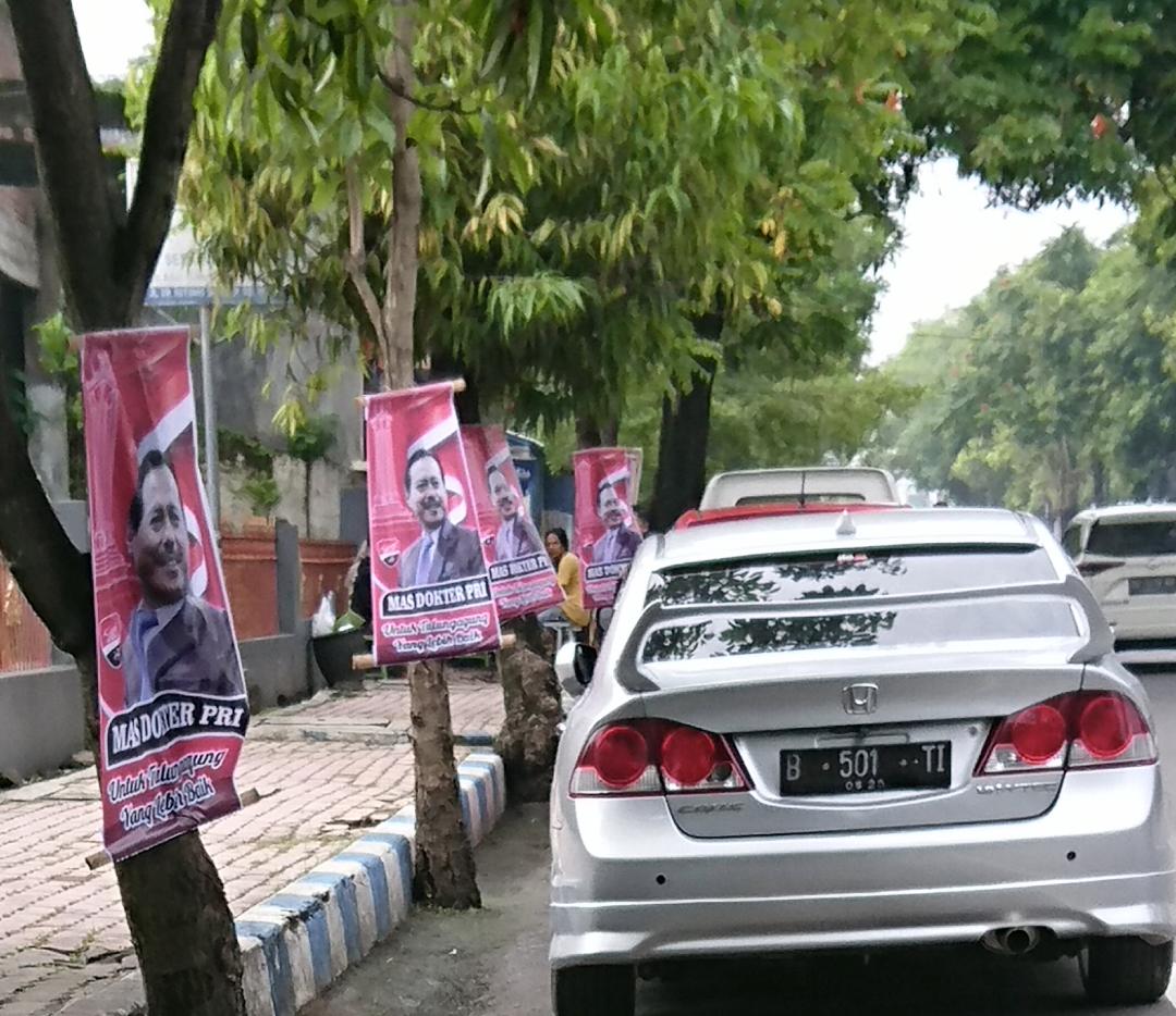 Baliho Bergambarkan Wajah Pejabat Publik Terpasang di Pohon Pelindung, Pantaskah?? 