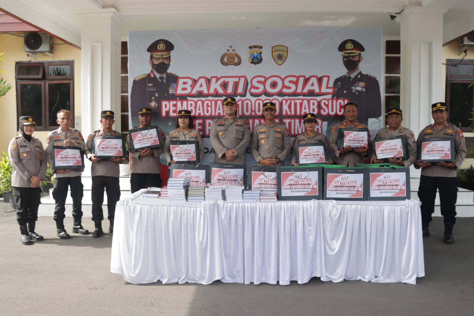 Wujud Bakti Sosial, Kapolres Pasuruan Bagikan Al-Quran Kepada Takmir Masjid Polres Pasuruan